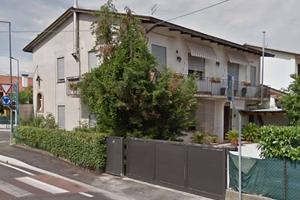 Casa indipendente di 298 m² con più di 5 locali a 