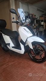 scooter peugeot bianco  tweet 200