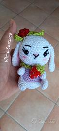 Coniglietta, Cesto e 3 fragoline Amigurumi Artigia