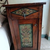 Comodino in Stile Ante Dipinte