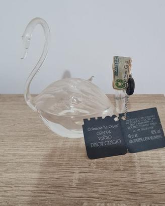 Cigno e bottiglia a forma di caffettiera