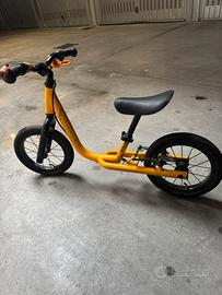 bicicletta senza pedali gialla