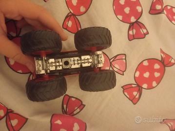 Monster truck arancione con ruote grandi