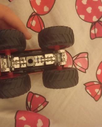 Monster truck arancione con ruote grandi