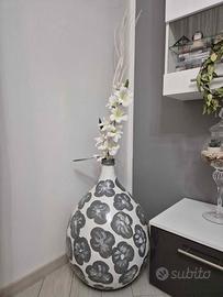 Damigiana decorativa con fiori finti