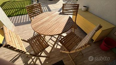 Tavolo e sedie in legno + pouff e poltrona vimini