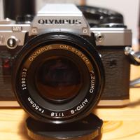 Olympus OM-10 con 50mm Zuiko 1.8 flash e borsa