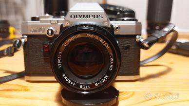 Olympus OM-10 con 50mm Zuiko 1.8 flash e borsa