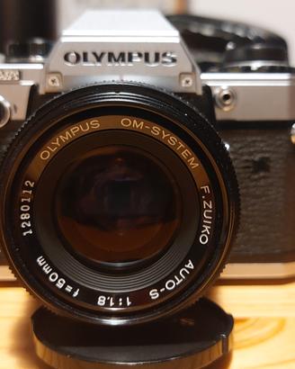 Olympus OM-10 con 50mm Zuiko 1.8 flash e borsa