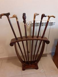 Rastrelliera con bastoni da passeggio