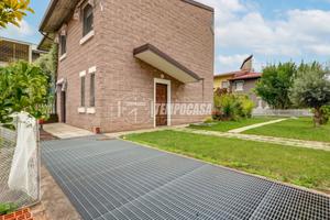 VILLA LIBERA SU 3 LATI CON 3 CAMERE TAVERNA GIARDI