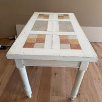 Tavolo vintage con mattonelle