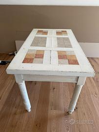 Tavolo vintage con mattonelle