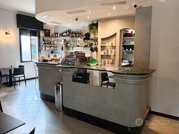 ? Il Bar della Piazza: Il Cuore della Movida - Un