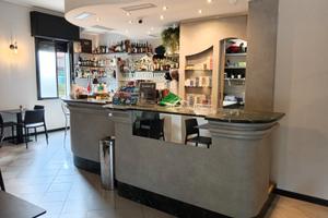 ? Il Bar della Piazza: Il Cuore della Movida - Un