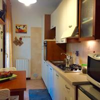 Cucina completa di elettrodomestici e tavolo 