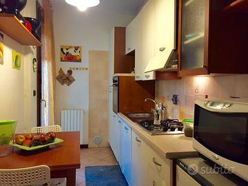 Cucina completa di elettrodomestici e tavolo 