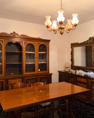 Tris di mobili classici in legno massello