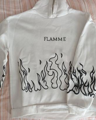 Felpa streetwear bianca con fiamme nere 