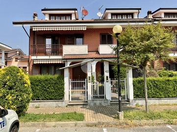 VILLA A SCHIERA D'ANGOLO A LEINÌ