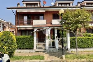 VILLA A SCHIERA D'ANGOLO A LEINÌ