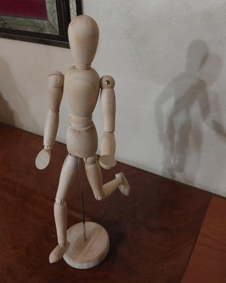 modello di manichino in  legno per studio disegno