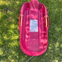 Slittino Decathlon MRZ100 di colore rosso, in otti