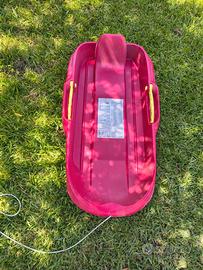 Slittino Decathlon MRZ100 di colore rosso, in otti