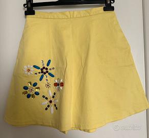 Gonna corta con design floreale applicato