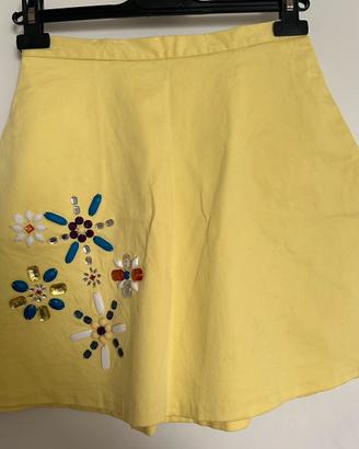 Gonna corta con design floreale applicato