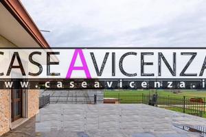 Casa contemporanea con Ampio Spazio Artigianale