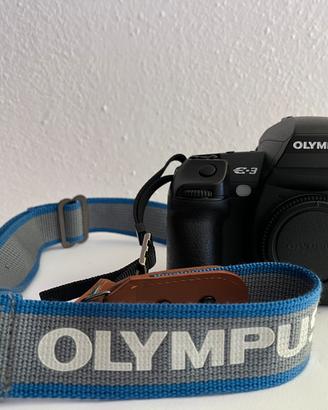 Olympus E3 con obiettivo Olympus Z.D 14-54mm