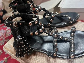 Sandali bassi stile Gladiatore neri con borchie