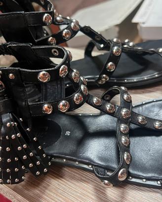 Sandali bassi stile Gladiatore neri con borchie