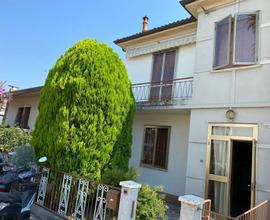 Casa indipendente su 3 lati con giardino