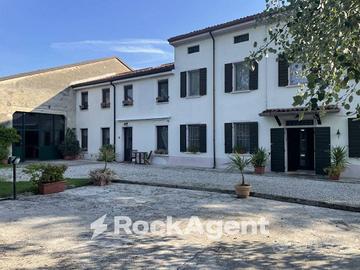 SPLENDIDA VILLA TOTALMENTE IMMERSA NEL VERDE ADIBI