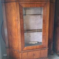 vetrina scantonata in noce