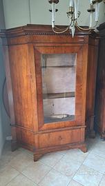 vetrina scantonata in noce