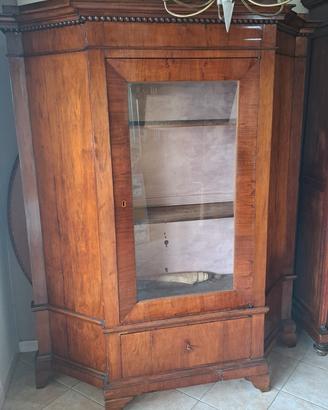 vetrina scantonata in noce