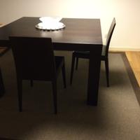 Tavolo con sedie e tappeto