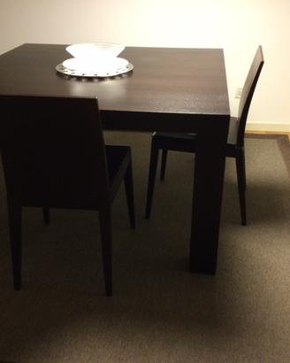 Tavolo con sedie e tappeto