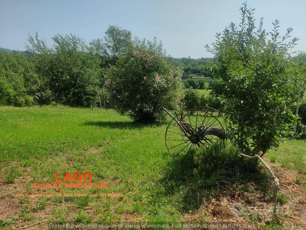 Rustico / Casale di 300 m² con più di 5 locali a F - Vista 2