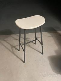 Sgabello bianco