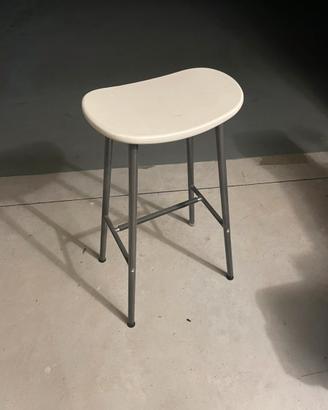 Sgabello bianco