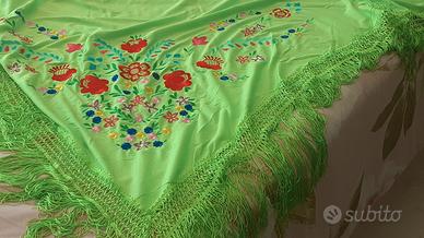 scialle ricamato con  lunghe frange