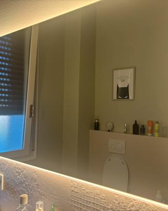 Specchio nuovo, retroilluminato con luce calda