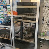 vetrina frigo vini rossi e bianchi