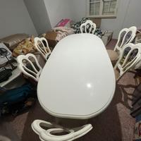 Tavolo con sedie, poltrone, divano e tavolino