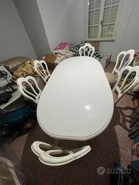 Tavolo con sedie, poltrone, divano e tavolino