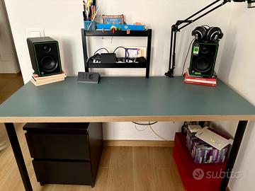 Scrivania con doppia mensola